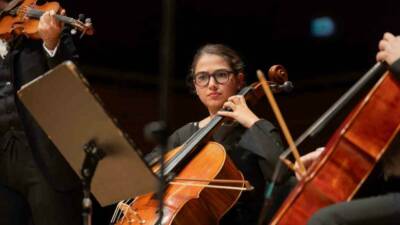 Kadına yönelik şiddete müzikle dikkat çekti İzmirli genç çello sanatçısı ve Yaşar Üniversitesi Müzik ve Sahne