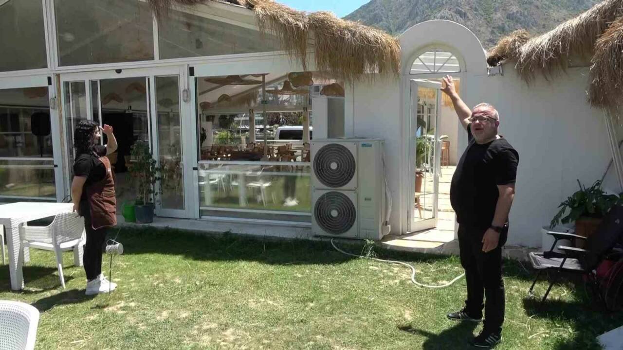 Amasya’da bir kafeteryanın çatısına çıkan tilki, işyeri sahibi tarafından cep