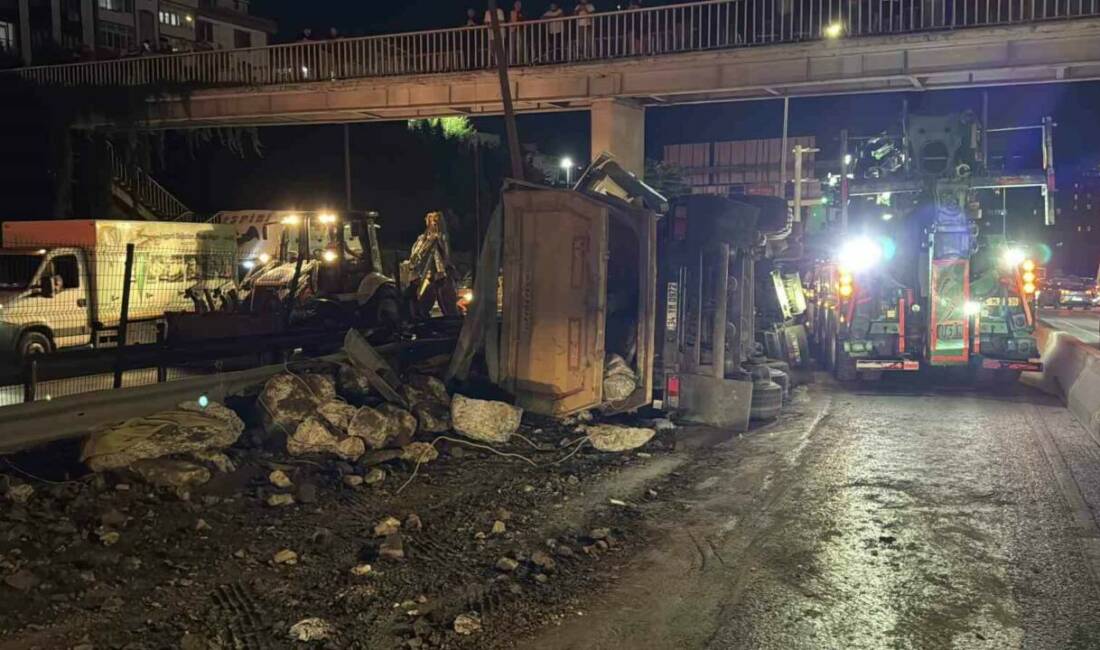 Kağıthane’de moloz yüklü hafriyat kamyonu kontrolden çıkarak devrildi. Kazada sürücü