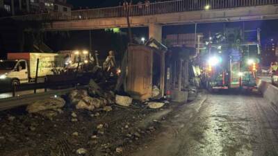 Kağıthane’de moloz yüklü hafriyat kamyonu kontrolden çıkarak devrildi. Kazada sürücü