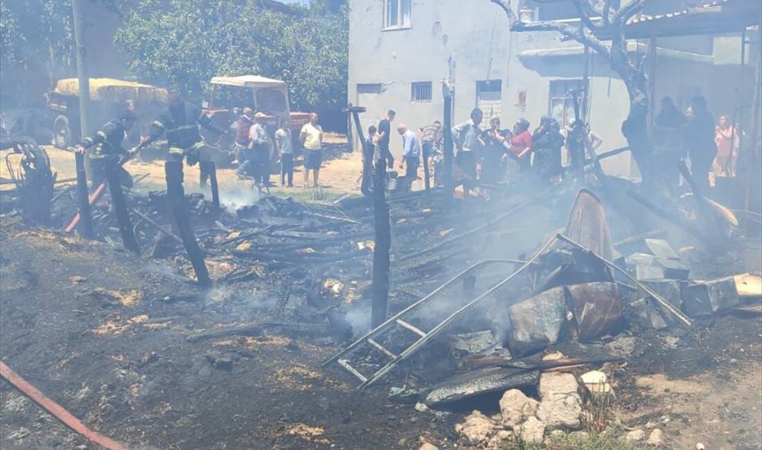 KAHRAMANMARAŞ (AA) – Kahramanmaraş’ın Onikişubat ilçesinde, ahırda çıkan yangında 30