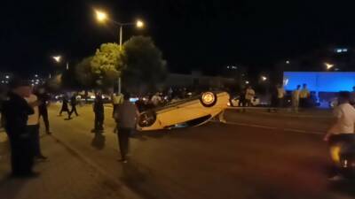 Kahramanmaraş’ta hafif ticari araçla çarpışan otomobilin takla atarak durabildiği kazada