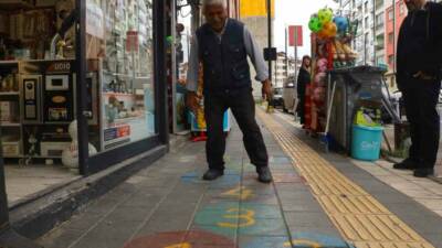 Sivas’ta bir esnafın iş yerinin önündeki kaldırıma çizdiği seksek oyunu,