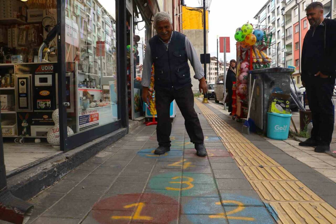 Sivas’ta bir esnafın iş yerinin önündeki kaldırıma çizdiği seksek oyunu,