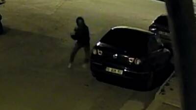 Karaman’da kafasına motosiklet kaskı takan bir kişi park halindeki otomobile