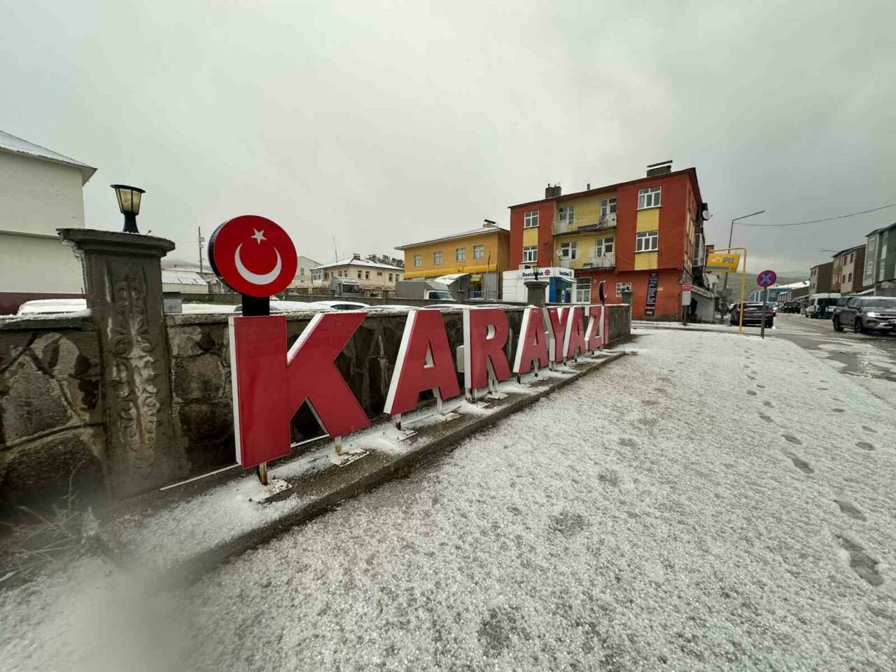 Erzurum’da sağanak yağış Karayazı’da dolu şeklinde etkili oldu. Erzurum ve