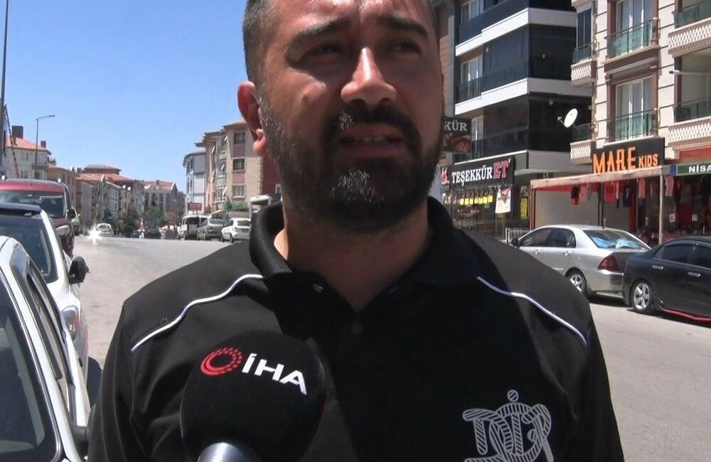 Ankara’da karşı yola geçmeye çalışan anne ile çocuğuna otomobil çarptı.
