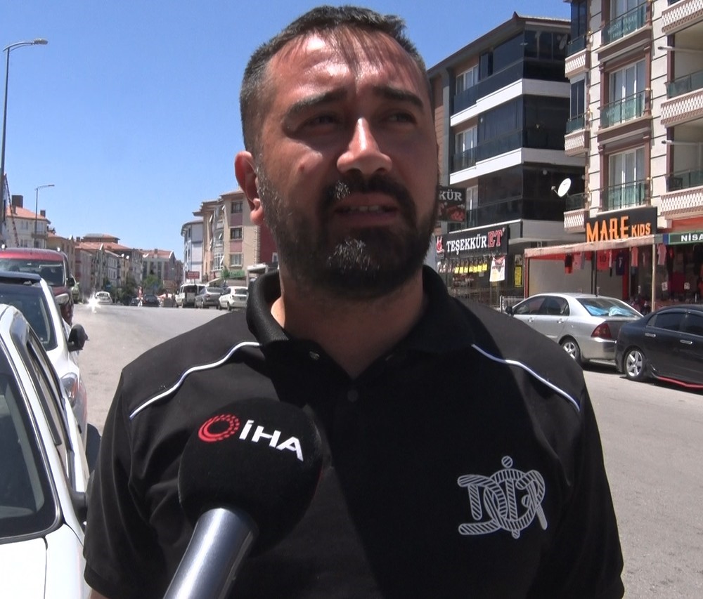 Ankara’da karşı yola geçmeye çalışan anne ile çocuğuna otomobil çarptı.