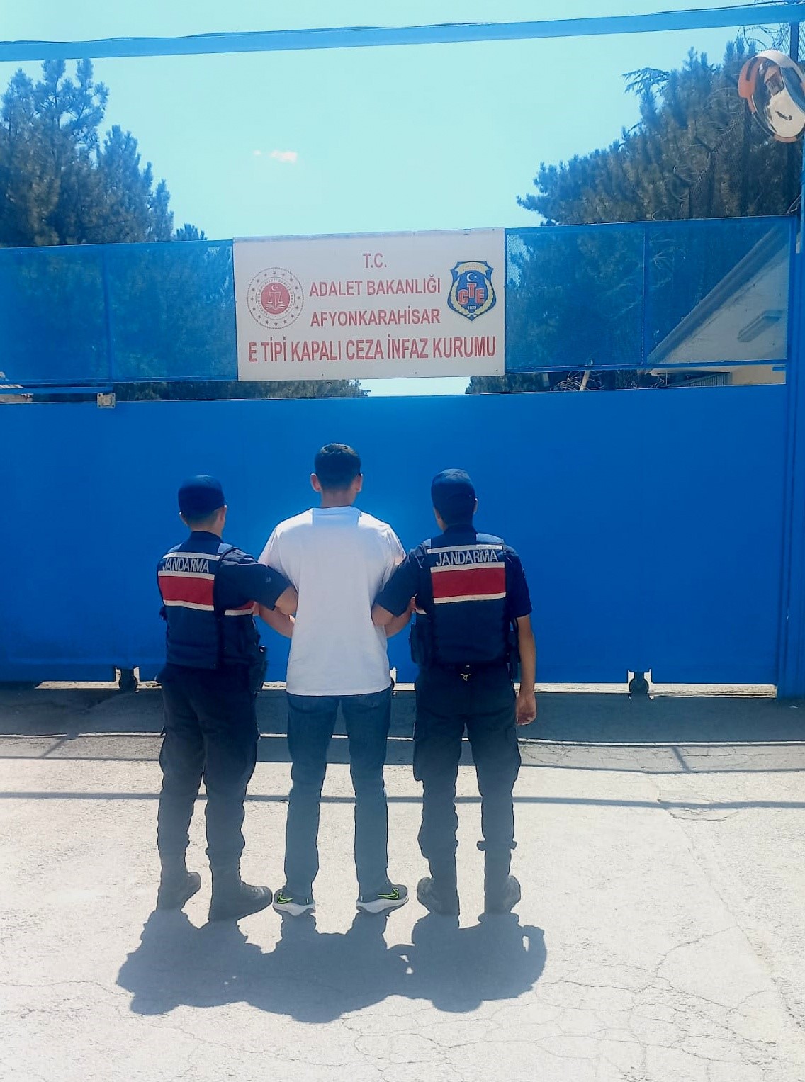 Afyonkarahisar’da kasten öldürme suçundan hapis cezasıyla aranan bir şahıs polis