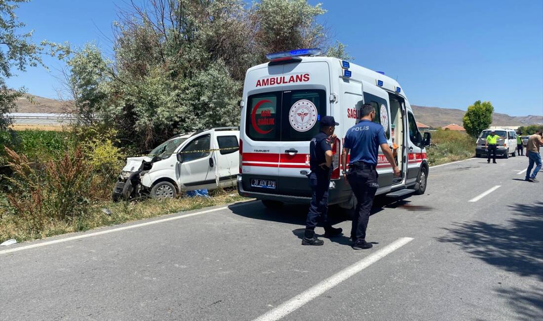 KAYSERİ (AA) – Kayseri’nin Kocasinan ilçesinde hafif ticari aracın, park