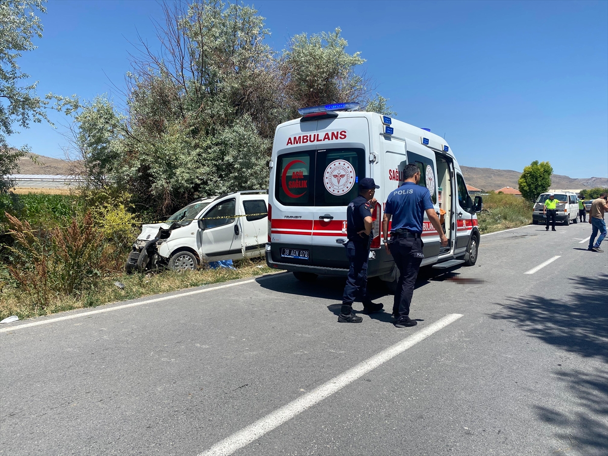 KAYSERİ (AA) – Kayseri’nin Kocasinan ilçesinde hafif ticari aracın, park