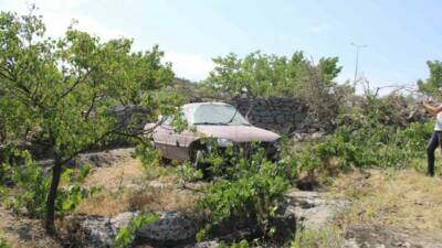 Kayseri’nin Talas ilçesinde sürücüsünün direksiyon hakimiyetini kaybettiği otomobil, evin duvarını