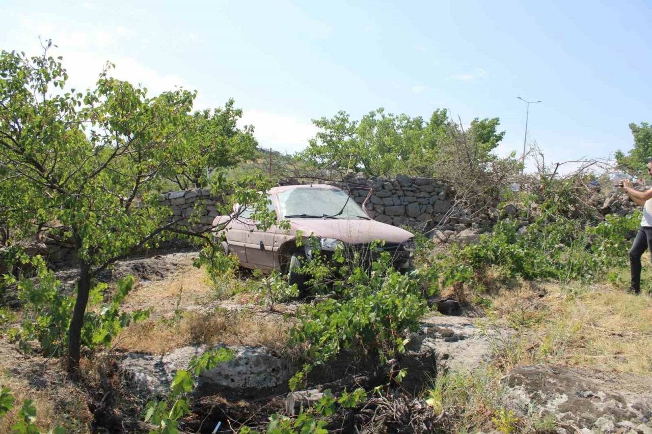 Kayseri’nin Talas ilçesinde sürücüsünün direksiyon hakimiyetini kaybettiği otomobil, evin duvarını