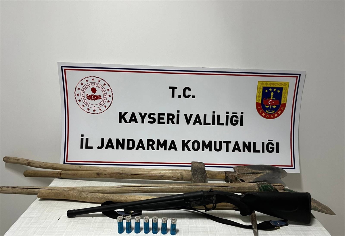 KAYSERİ (AA) – Kayseri’nin Akkışla ilçesinde kaçak kazı yapan 2
