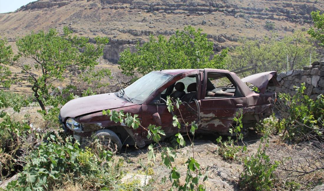 KAYSERİ (AA) – Kayseri’nin Talas ilçesinde müstakil evin bahçesine düşen