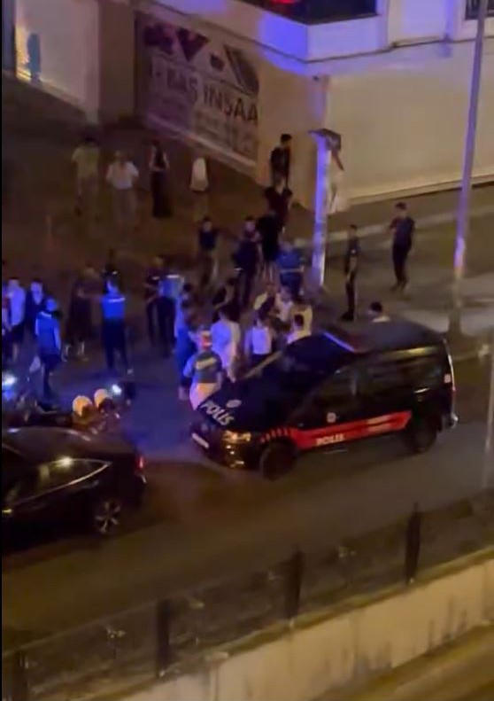 İstanbul Esenyurt’ta bir motosiklet ile otomobilin karıştığı kaza sonrası çıkan