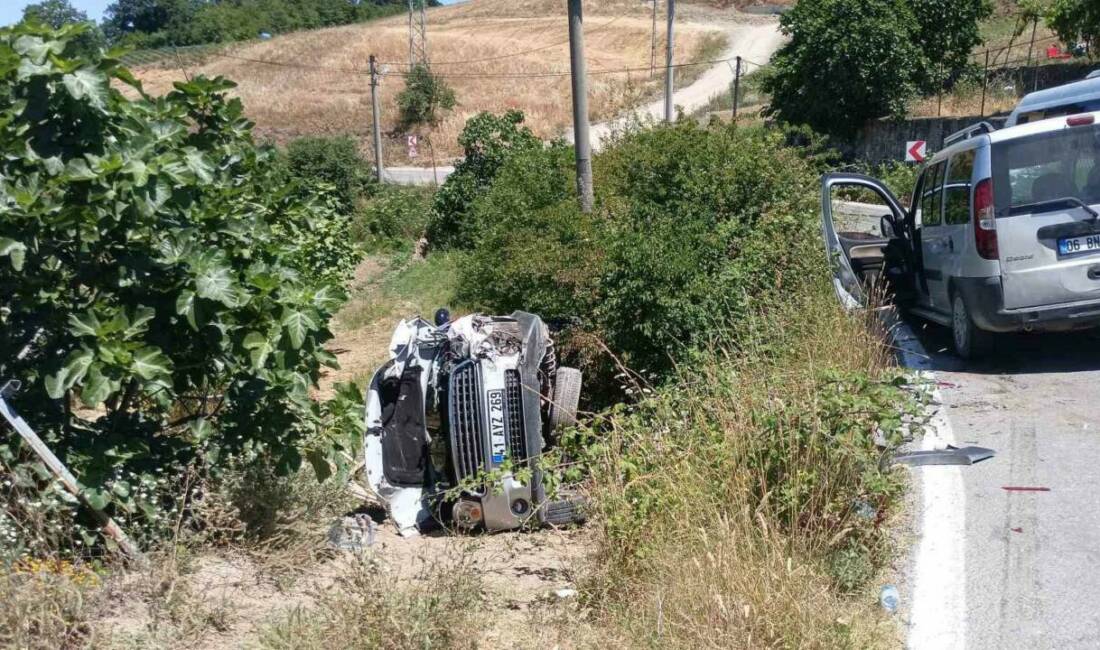 Kocaeli’de hafif ticari araç ile minibüsün karıştığı kazaya çarpmamak için