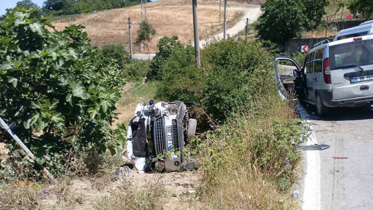 Kocaeli’de hafif ticari araç ile minibüsün karıştığı kazaya çarpmamak için