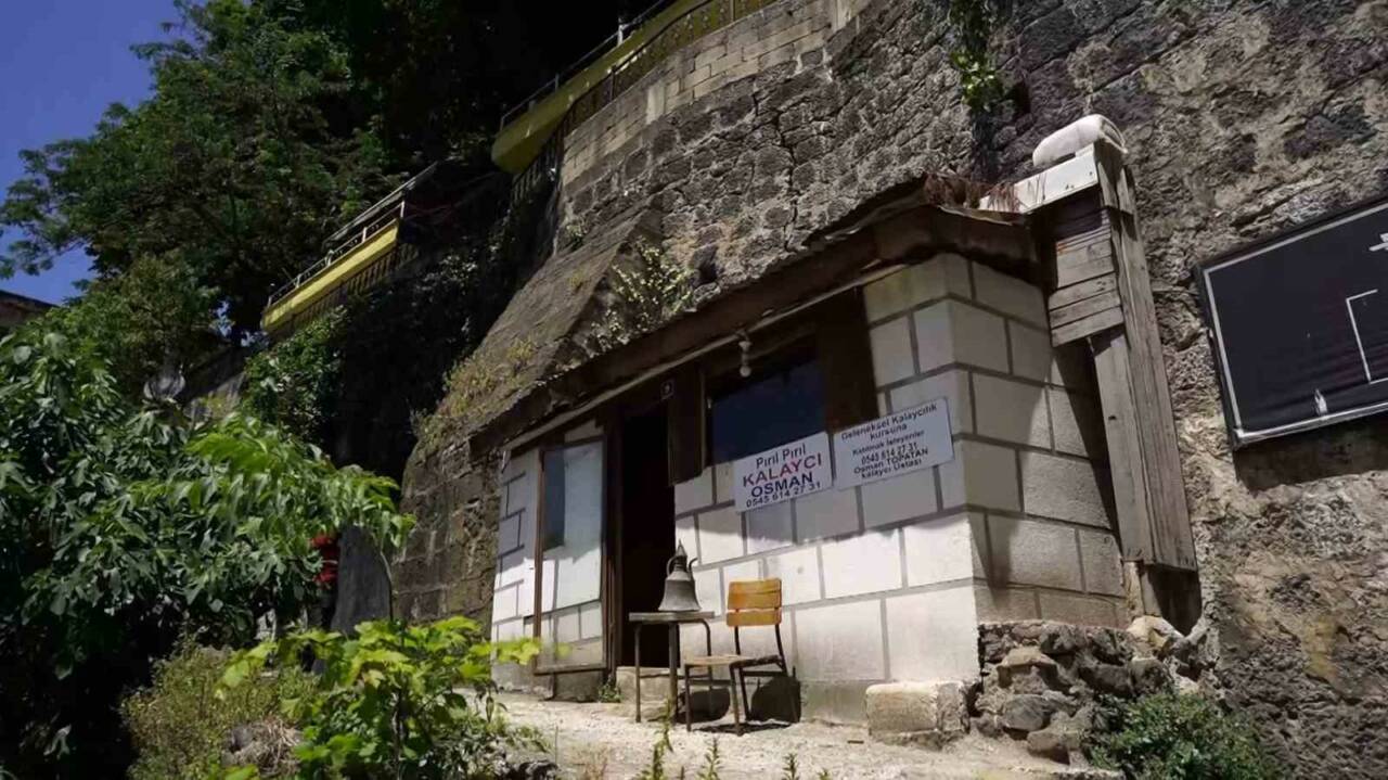 Giresun’un Kazancılar Sokağı’na ismini veren kalaycıların son temsilcisi Osman Topatan,