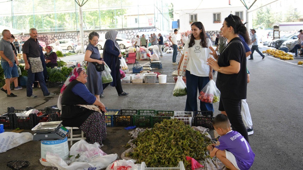Keçiören Belediyesi tarafından, çiftçilerce üretilen taze sebze ve meyveleri aracısız
