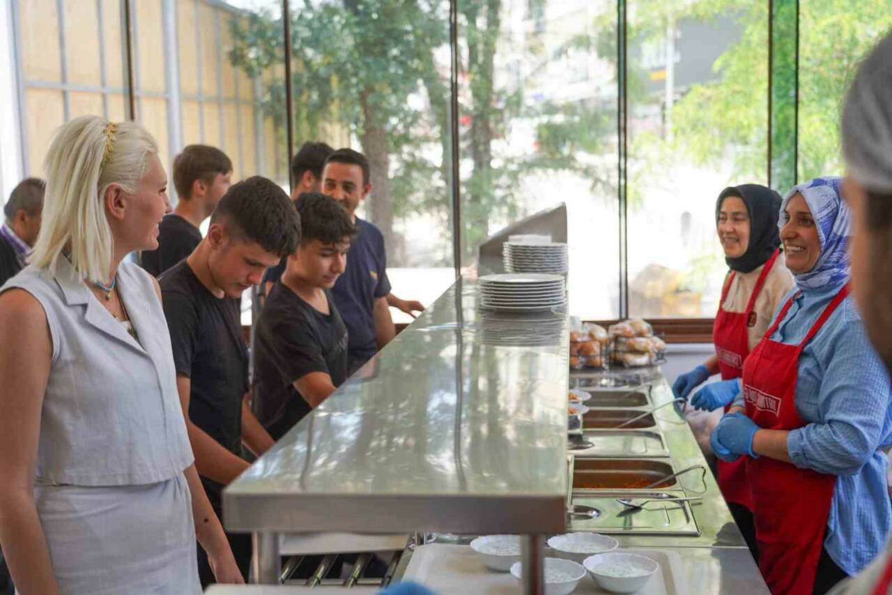 Bilecik Belediye Başkanı Melek Mızrak Subaşı, şehir merkezinde hizmet veren