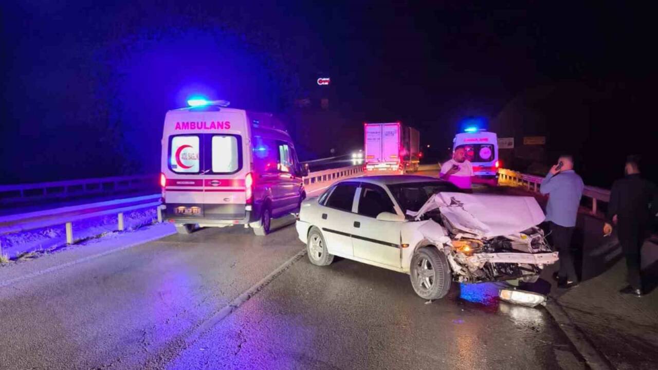 Kırıkkale’de iki otomobilin çarpıştığı kazada 4 kişi yaralandı. Kaza, Kırıkkale-Ankara