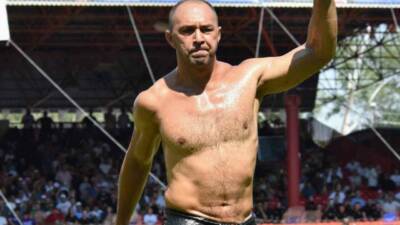 664. Tarihi Kırkpınar Yağlı Güreşleri’nin ikinci turunda rakiplerini mağlup eden