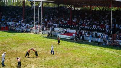 Edirne’de devam eden 664. Tarihi Kırkpınar Yağlı Güreşleri’nde başpehlivanlık yarı