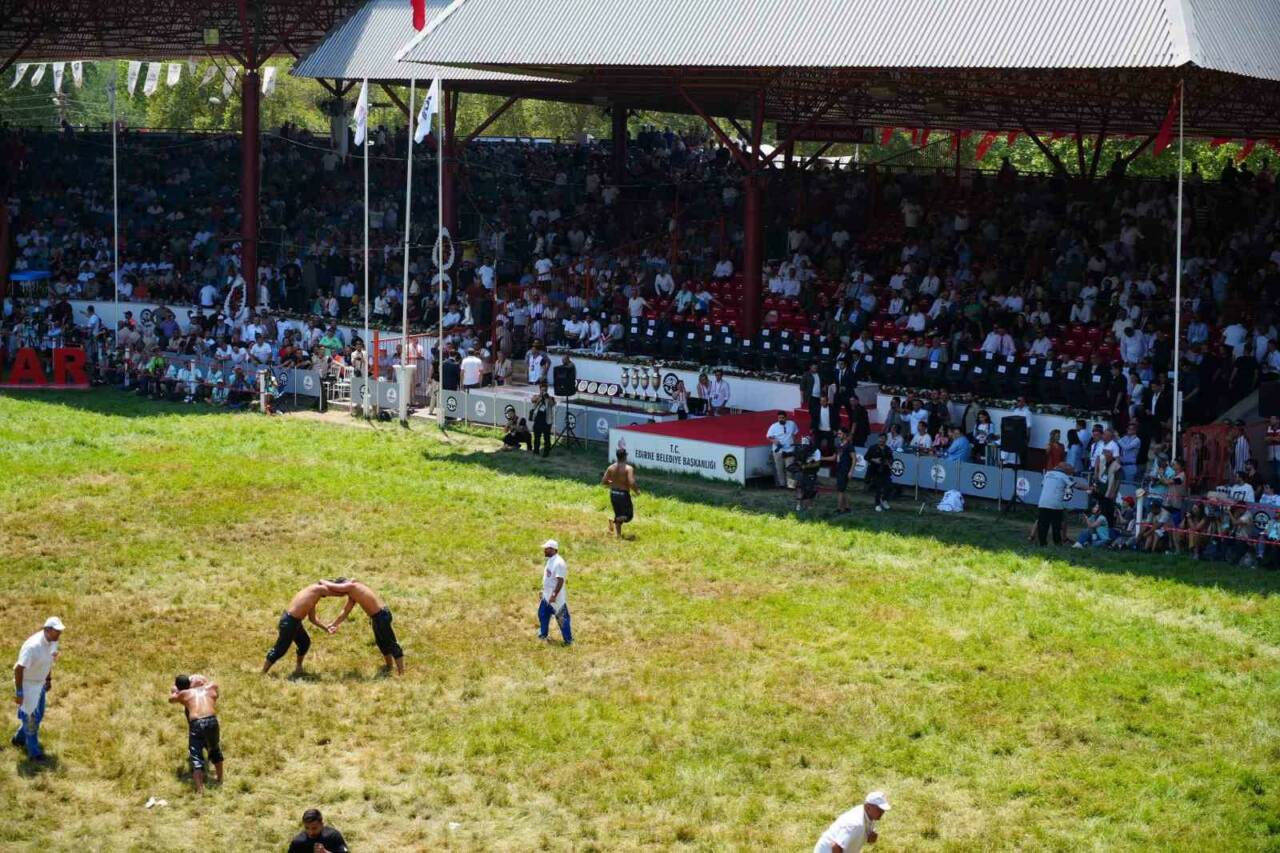 Edirne’de devam eden 664. Tarihi Kırkpınar Yağlı Güreşleri’nde başpehlivanlık yarı