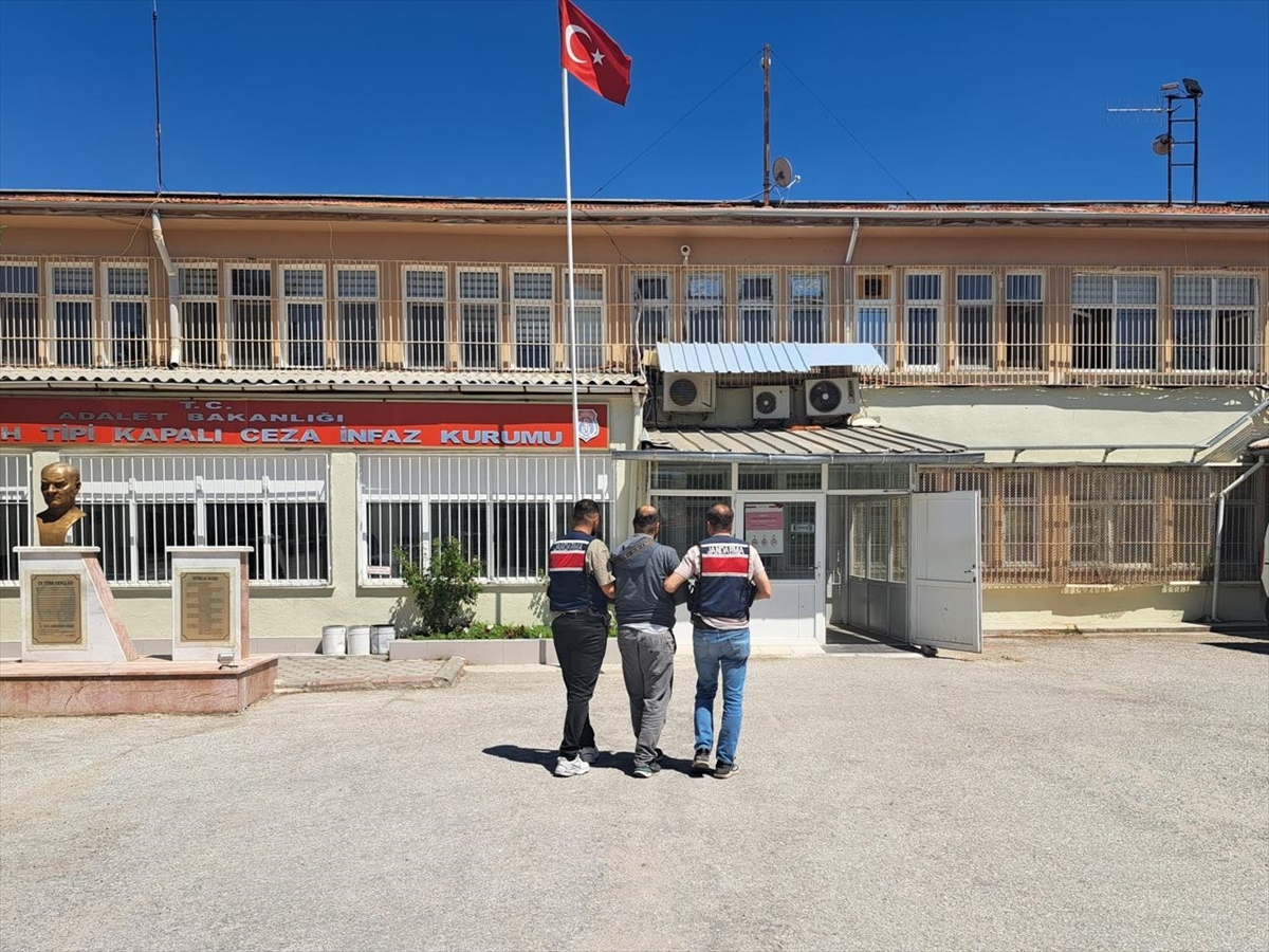 ESKİŞEHİR (AA) – Eskişehir’de kırmızı bültenle aranan şüpheli jandarma ekiplerince
