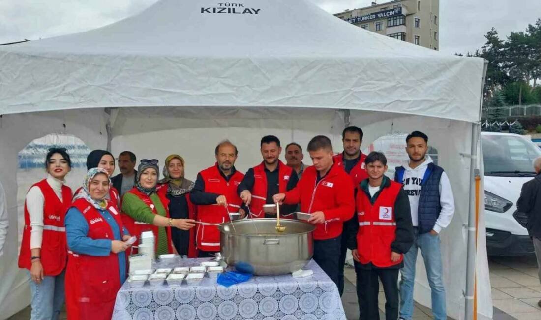 Erzurum’da Kızılay, Muharrem Ayı vesilesiyle Havuzbaşı Kent Meydanı’nda vatandaşlara aşure