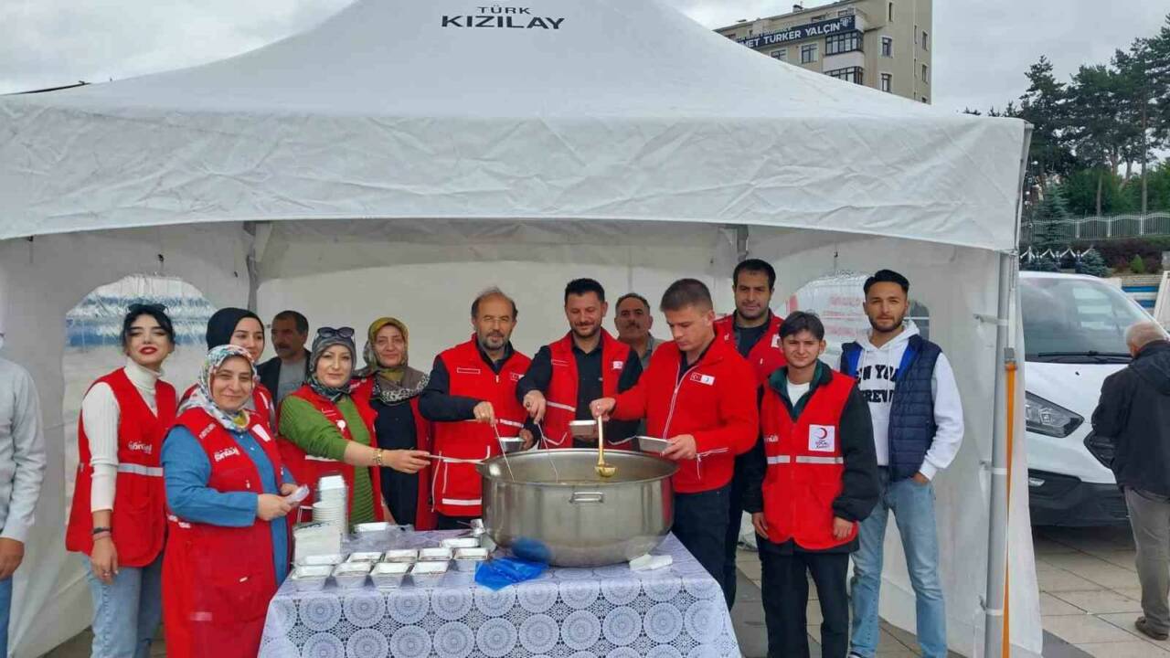 Erzurum’da Kızılay, Muharrem Ayı vesilesiyle Havuzbaşı Kent Meydanı’nda vatandaşlara aşure