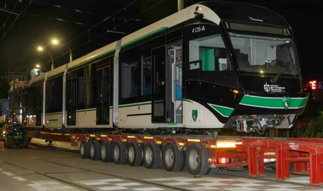 Kocaeli Büyükşehir Belediyesi’nin satın aldığı 10 tramvay aracından 8’incisi raylarla