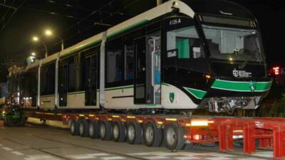 Kocaeli Büyükşehir Belediyesi’nin satın aldığı 10 tramvay aracından 8’incisi raylarla