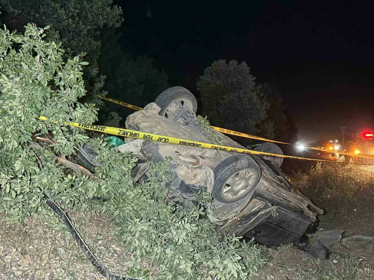 Uşak’ta kontrolden çıkan otomobilin şarampole devrilmesi sonucu meydana gelen trafik