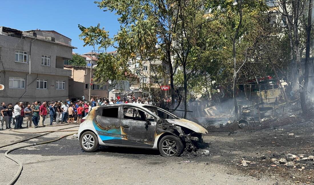 İSTANBUL (AA) – Küçükçekmece’de gecekonduda başlayıp otomobile sıçrayan yangın, itfaiye