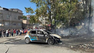 İSTANBUL (AA) – Küçükçekmece’de gecekonduda başlayıp otomobile sıçrayan yangın, itfaiye