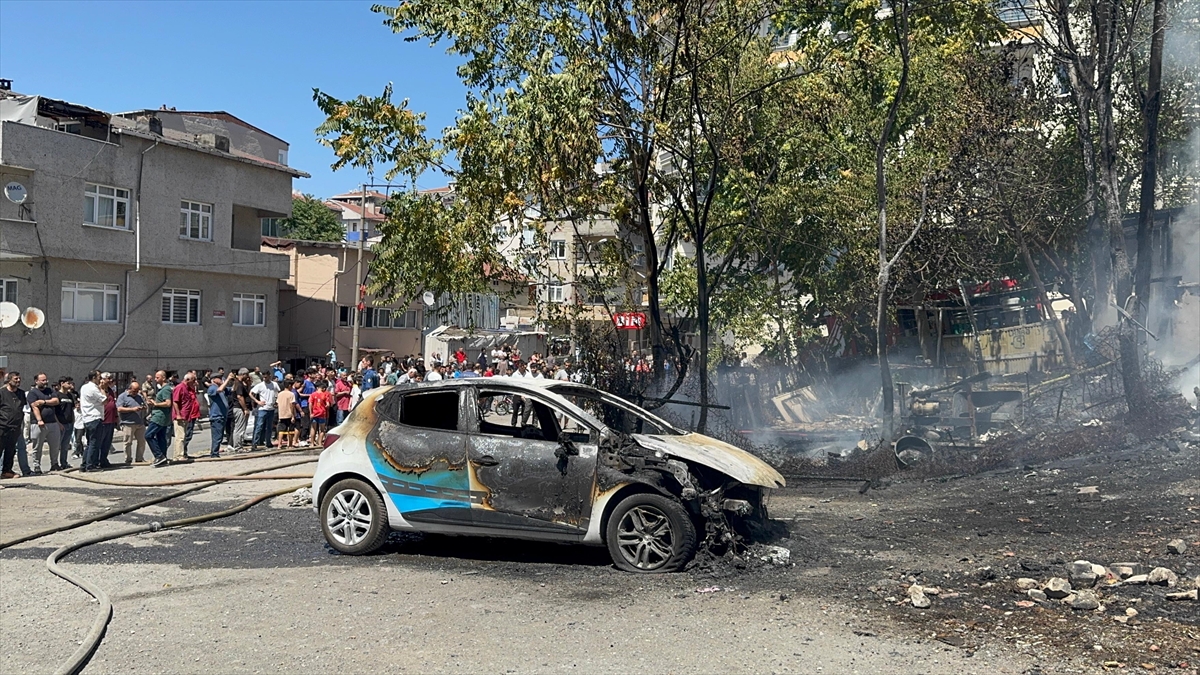 İSTANBUL (AA) – Küçükçekmece’de gecekonduda başlayıp otomobile sıçrayan yangın, itfaiye