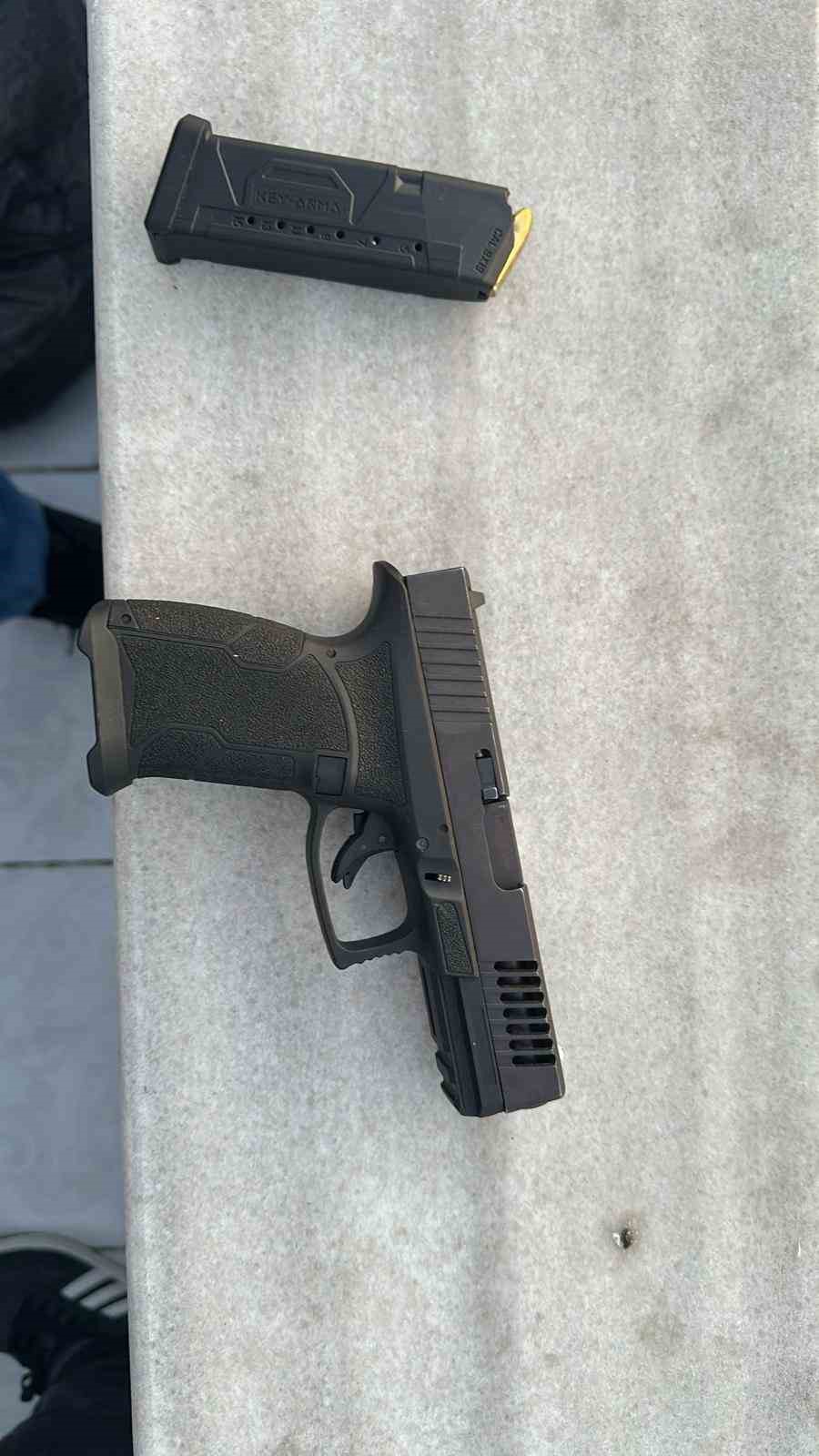 Küçükçekmece’de dükkana silahlı saldırı düzenleyerek o anların görüntüleri de işyeri