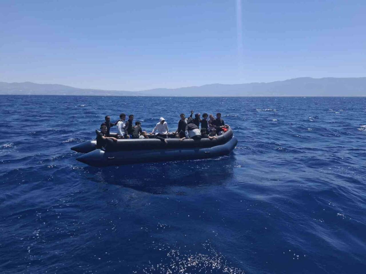 Aydın’ın Kuşadası ilçesi açıklarında Yunanistan unsurlarınca Türk karasularına geri itilen