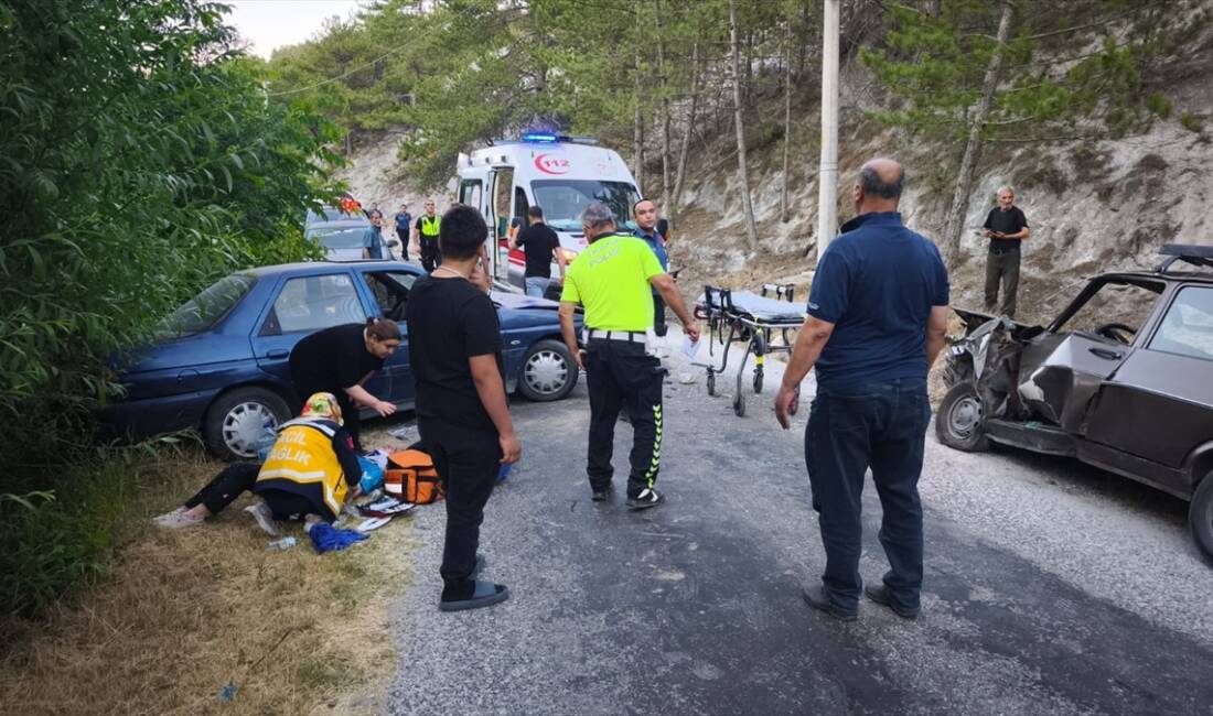 KÜTAHYA (AA) – Kütahya’da iki otomobilin çarpıştığı kazada 5 kişi