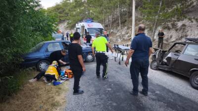 KÜTAHYA (AA) – Kütahya’da iki otomobilin çarpıştığı kazada 5 kişi