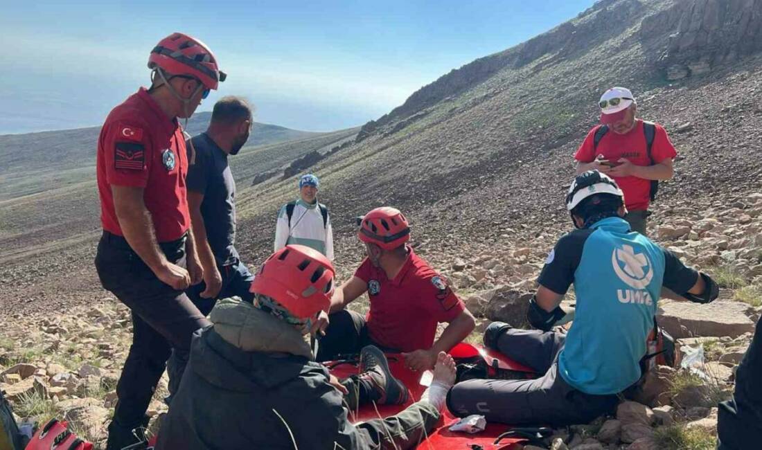 Kayseri’de Erciyes Dağı’nda yürüyüş yaparken üzerlerine kaya düşmesi sonucu yaralanarak