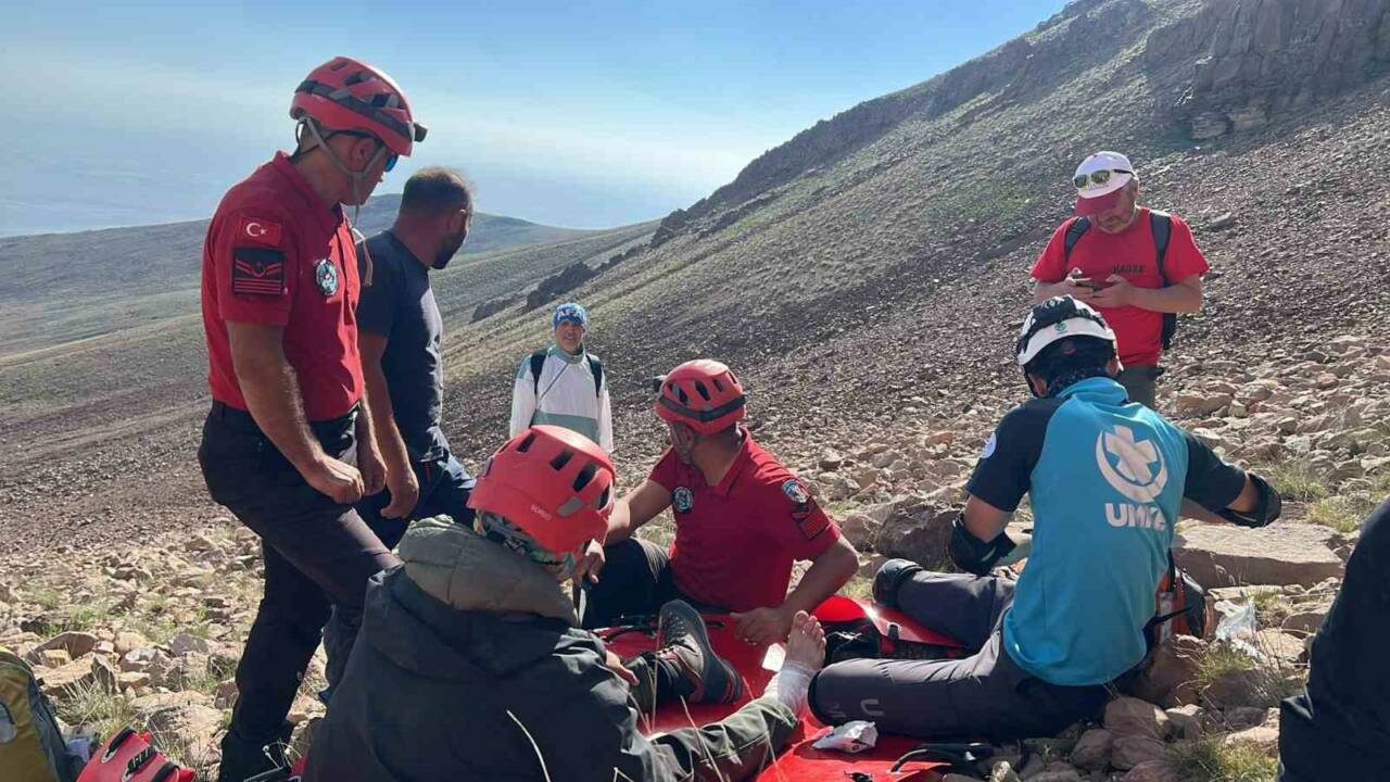 Kayseri’de Erciyes Dağı’nda yürüyüş yaparken üzerlerine kaya düşmesi sonucu yaralanarak