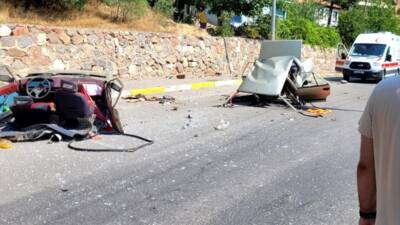 MALATYA (AA) – Malatya’nın Arapgir ilçesinde elektrik direğine çarpan otomobilin