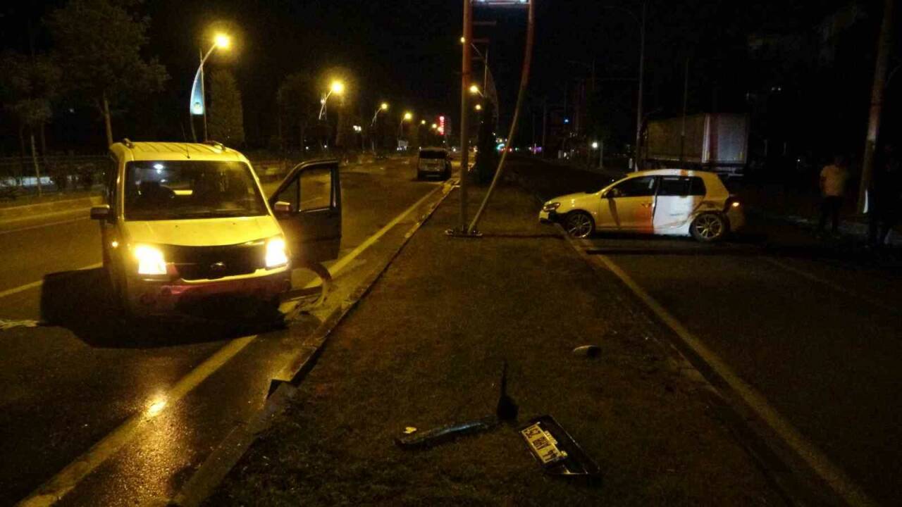 Malatya’da hafif ticari araç ile otomobilin karıştığı trafik kazasında 2