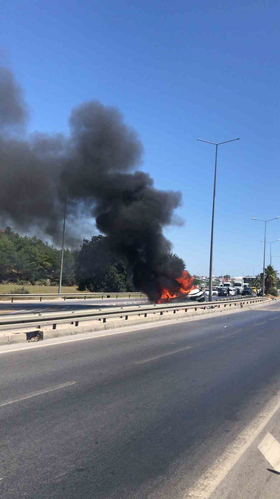 Antalya’nın Manavgat ilçesinde bariyerlere çarpıp alev alarak yanan araçtaki 2