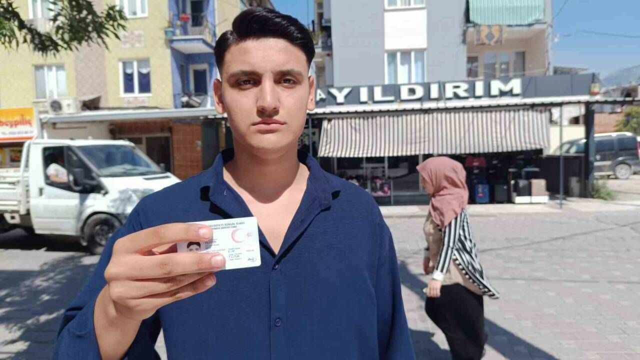 Manisa’nın Yunusemre ilçesinde yaşayan 19 yaşındaki Aziz Yıldırım, ismi nedeniyle