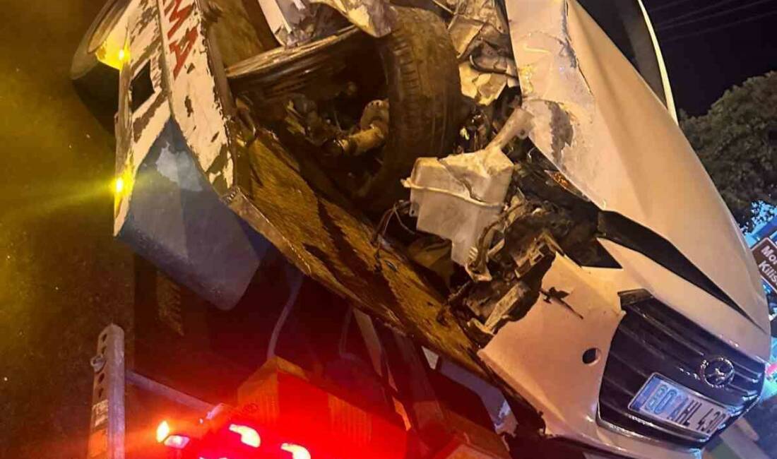 Mardin’in Nusaybin ilçesinde sürücüsünün direksiyon hakimiyetini kaybettiği otomobilin direğe çarpması