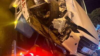 Mardin’in Nusaybin ilçesinde sürücüsünün direksiyon hakimiyetini kaybettiği otomobilin direğe çarpması